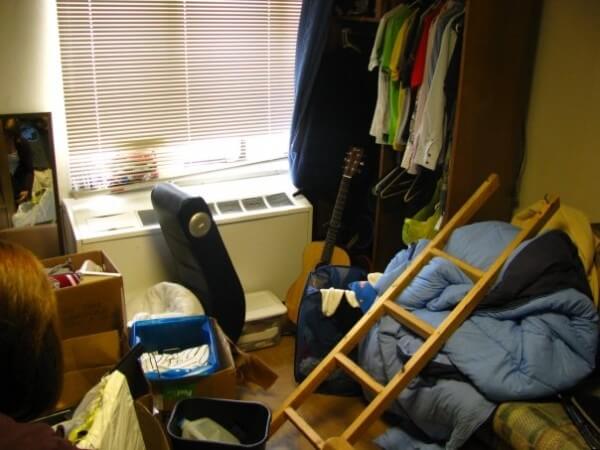 Your dorm will probably be small, so don't bring so much stuff! #college tips